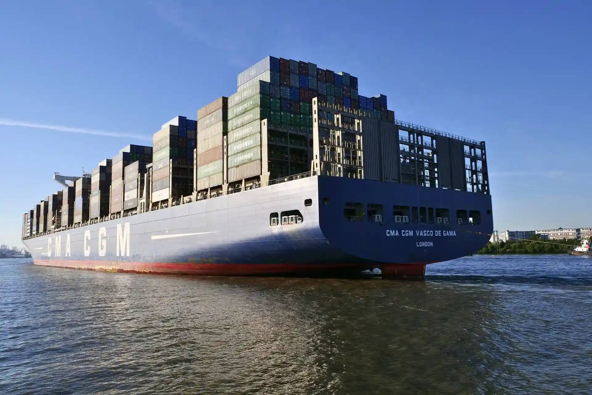 Porte-conteneurs CMA CGM naviguant en mer sous un ciel dégagé, symbolisant le transport maritime international