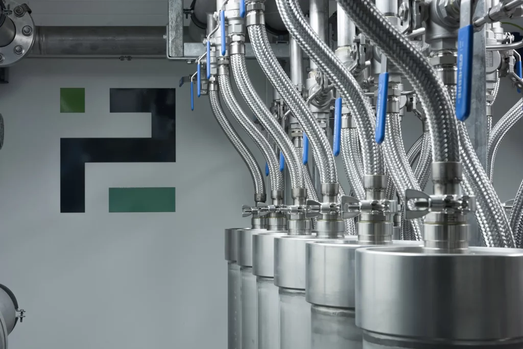 Vue intérieure d’une unité VALOPUR® de Prodeval, montrant les membranes et tuyauteries d’épuration du biogaz en biométhane